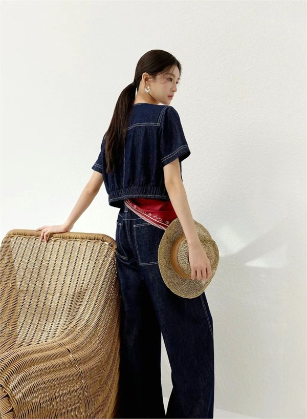 郁香菲弯刀裤:胯宽星人的“身材救赎密码”