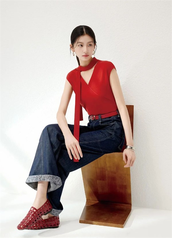 郁香菲弯刀裤:胯宽星人的“身材救赎密码”