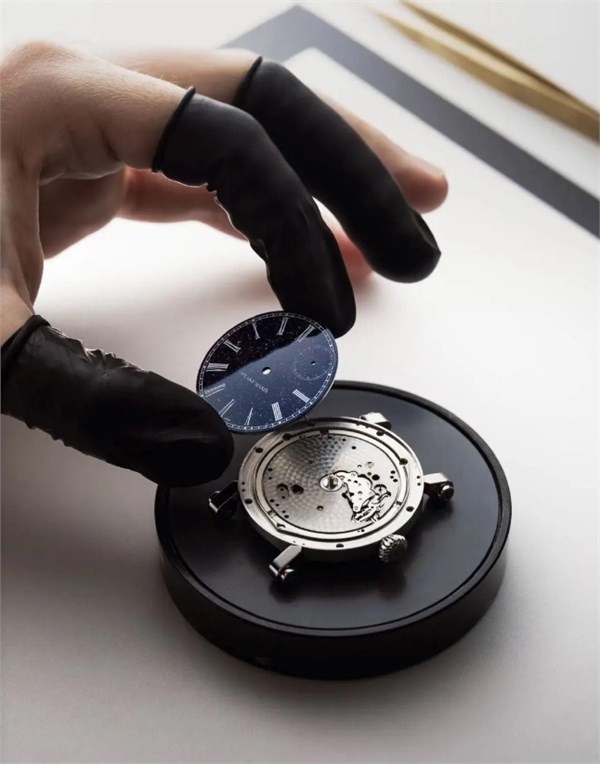 一只戴着宇航服的法斗，为什么会出现在一枚腕表上？