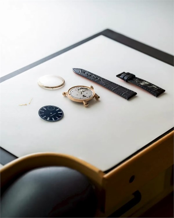 一只戴着宇航服的法斗，为什么会出现在一枚腕表上？