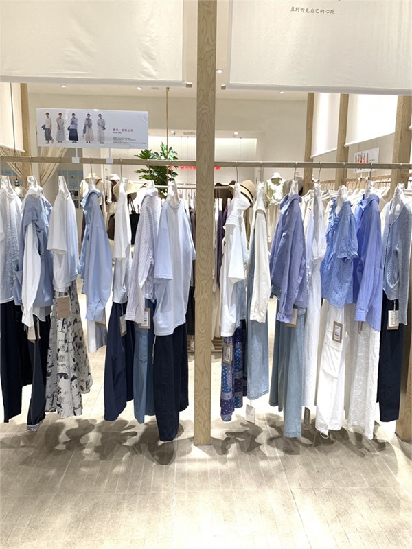 简与媄女装品牌陈列摆图配色指南:以色彩叙事,唤醒视觉诗意