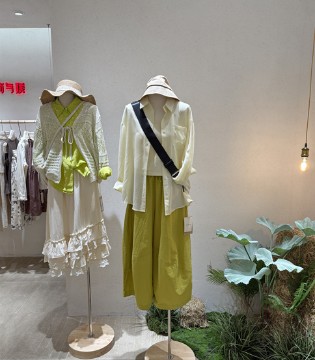 简与媄女装品牌陈列摆图配色指南：以色彩叙事，唤醒视觉诗意