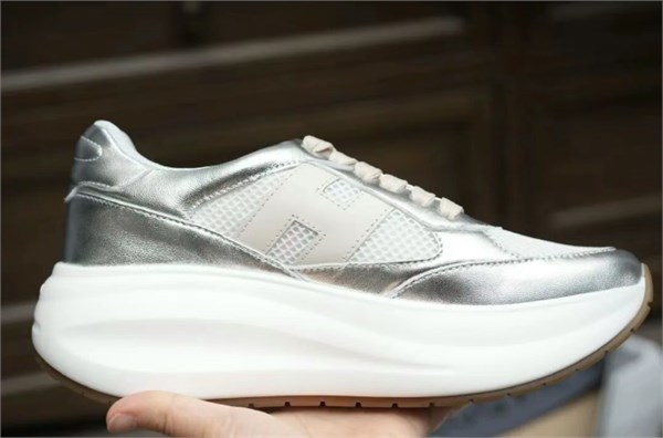 HOGAN厚底阿甘鞋｜把春天穿在脚上，这两抹神仙色美到窒息！