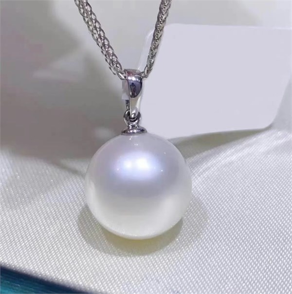 珍珠吊坠：时光凝萃的优雅诗篇