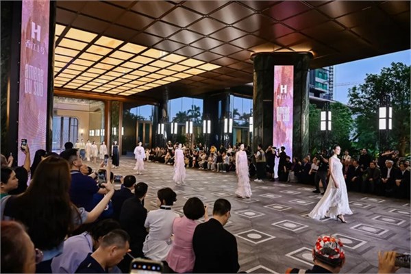 时尚邂逅艺术居所，香江1号高定大秀惊艳上演