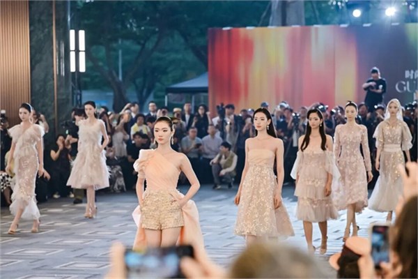 时尚邂逅艺术居所，香江1号高定大秀惊艳上演