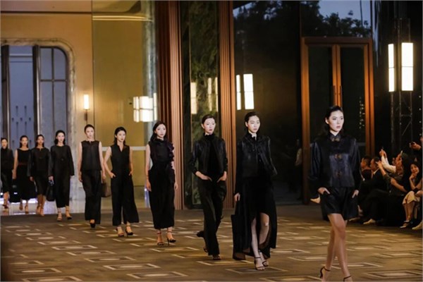 时尚邂逅艺术居所，香江1号高定大秀惊艳上演