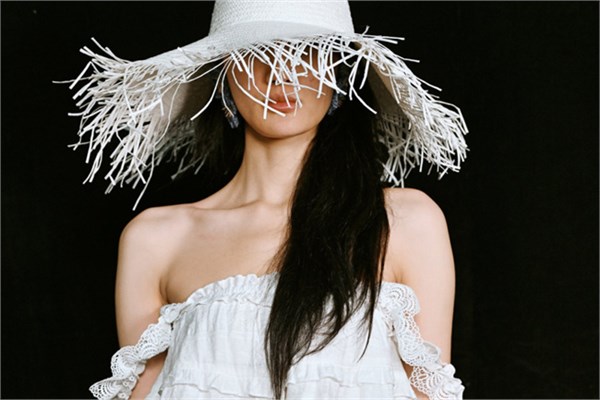 茵曼18周年“成人礼”：全国首场AI棉麻大秀亮相广东时装周，李兰迪成新代言人