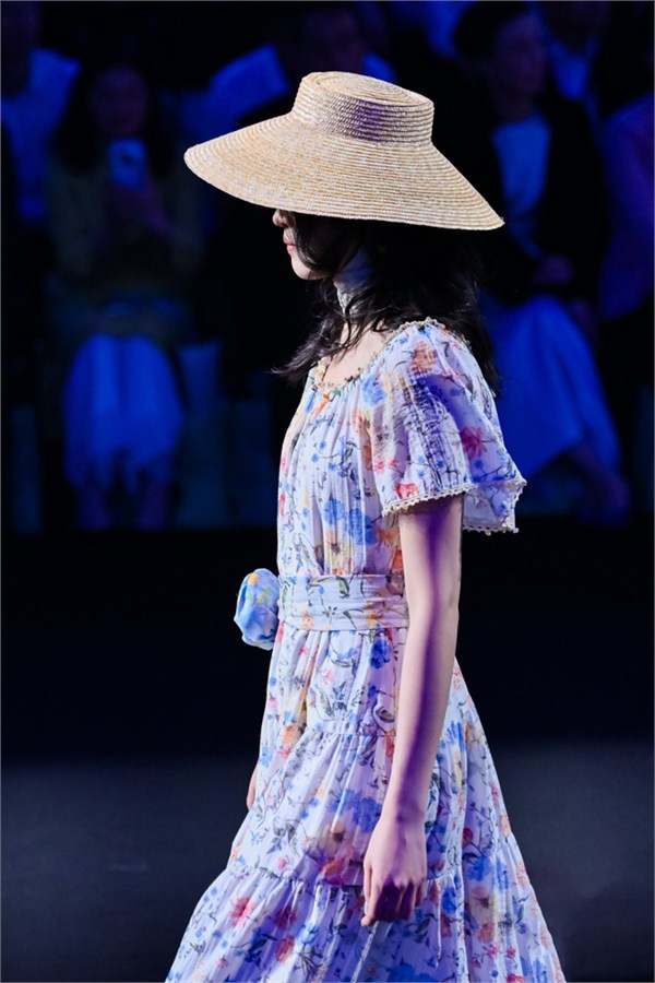 茵曼18周年“成人礼”：全国首场AI棉麻大秀亮相广东时装周，李兰迪成新代言人