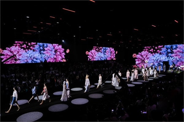 茵曼18周年“成人礼”：全国首场AI棉麻大秀亮相广东时装周，李兰迪成新代言人