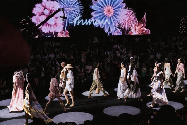 茵曼18周年“成人礼”：全国首场AI棉麻大秀亮相广东时装周，李兰迪成新代言人