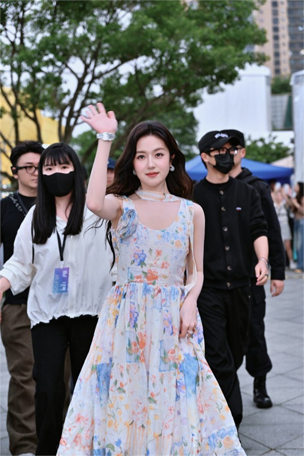 茵曼18周年“成人礼”：全国首场AI棉麻大秀亮相广东时装周，李兰迪成新代言人