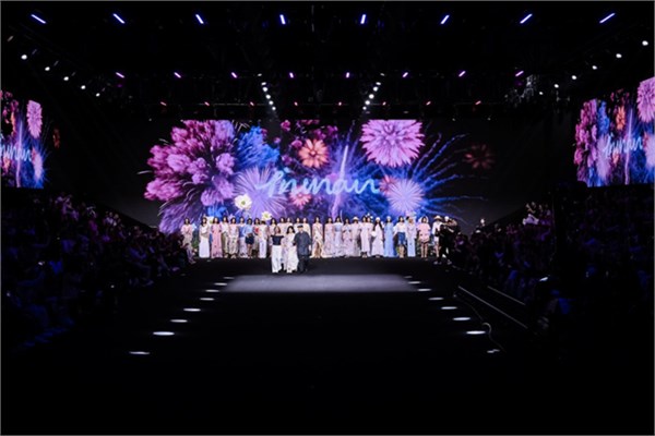 茵曼18周年“成人礼”：全国首场AI棉麻大秀亮相广东时装周，李兰迪成新代言人