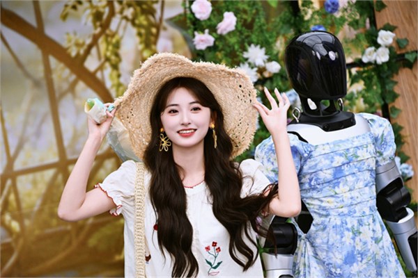 茵曼18周年“成人礼”：全国首场AI棉麻大秀亮相广东时装周，李兰迪成新代言人