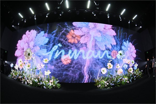 茵曼18周年“成人礼”：全国首场AI棉麻大秀亮相广东时装周，李兰迪成新代言人