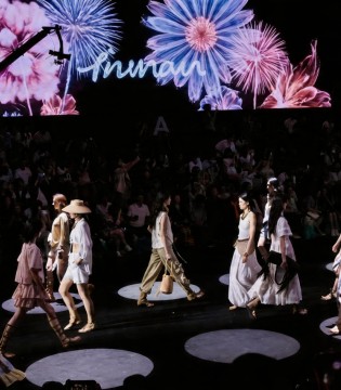 茵曼18周年“成人礼”：全国首场AI棉麻大秀亮相广东时装周，李兰迪成新代言人