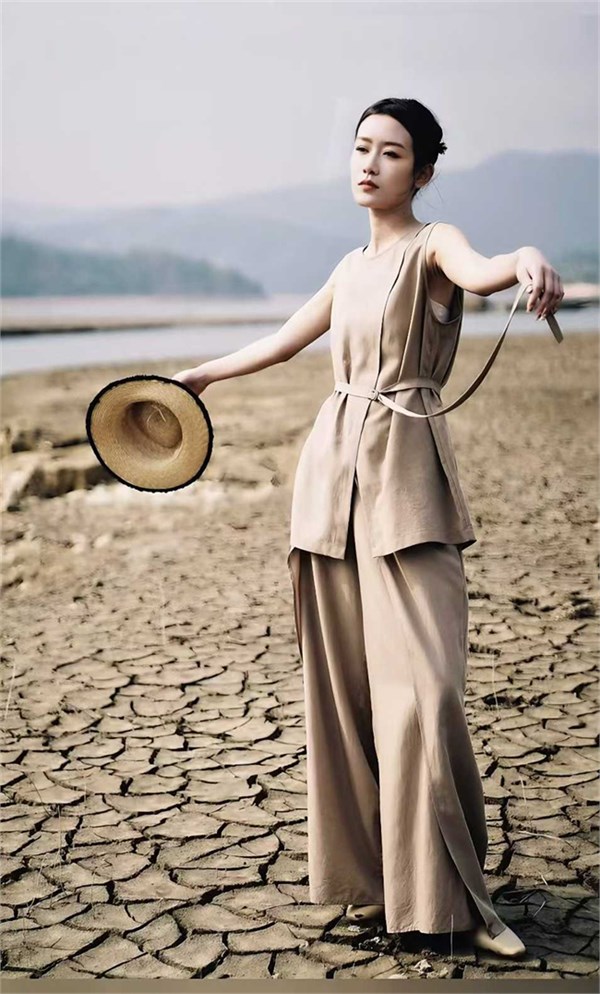 底色女装26夏季新款：自然极简的夏日诗篇