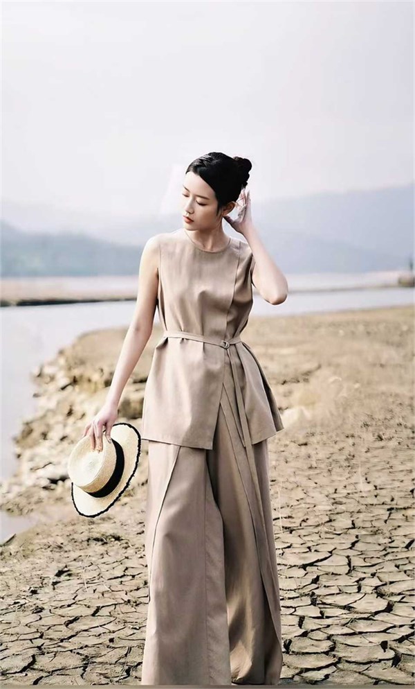 底色女装26夏季新款：自然极简的夏日诗篇