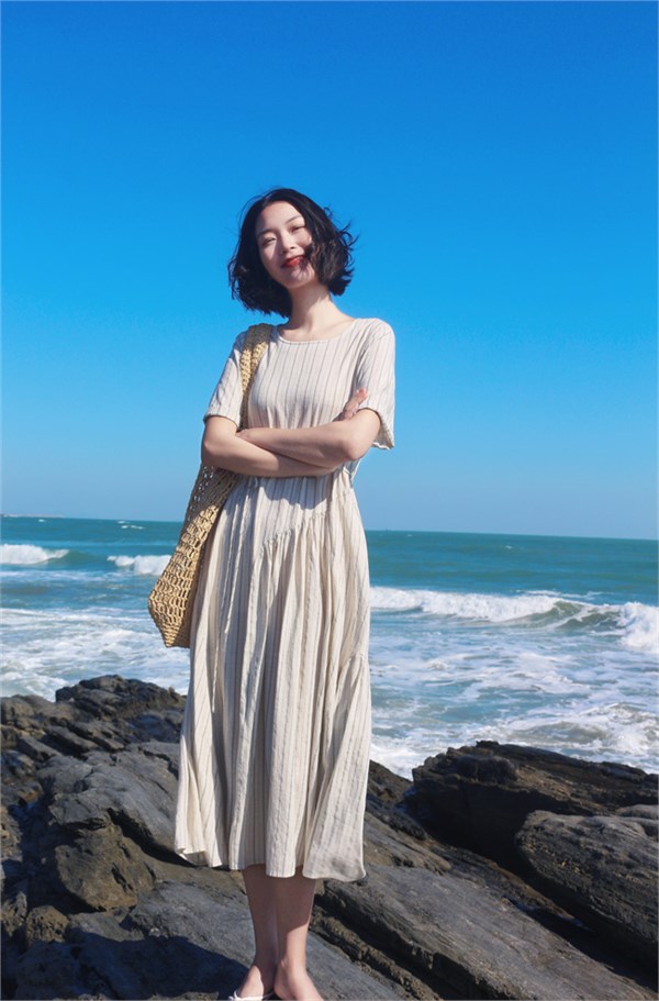 邂逅荣子26新款竖系纹裙，开启通勤与海边的清爽浪漫之旅