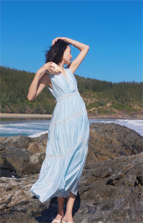 荣子原创·海屿诗笺：浅蓝连衣裙的浪漫夏日海边梦