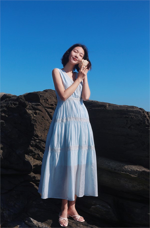 荣子原创·海屿诗笺：浅蓝连衣裙的浪漫夏日海边梦