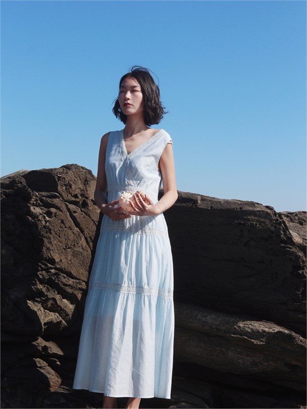 荣子原创·海屿诗笺：浅蓝连衣裙的浪漫夏日海边梦