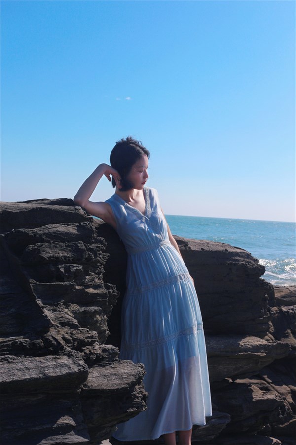 荣子原创·海屿诗笺：浅蓝连衣裙的浪漫夏日海边梦