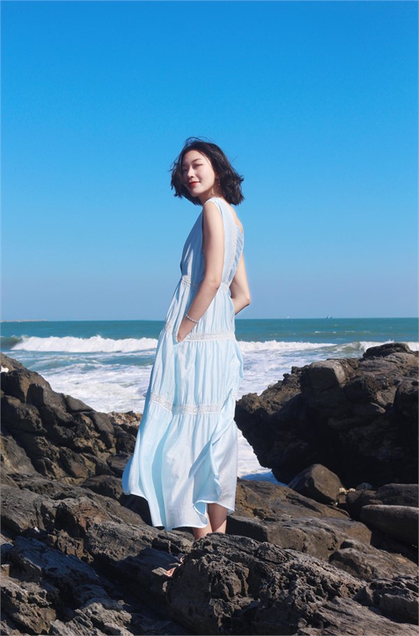 荣子原创·海屿诗笺：浅蓝连衣裙的浪漫夏日海边梦