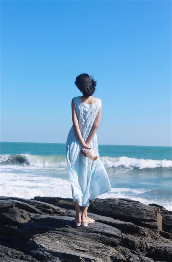 荣子原创·海屿诗笺：浅蓝连衣裙的浪漫夏日海边梦