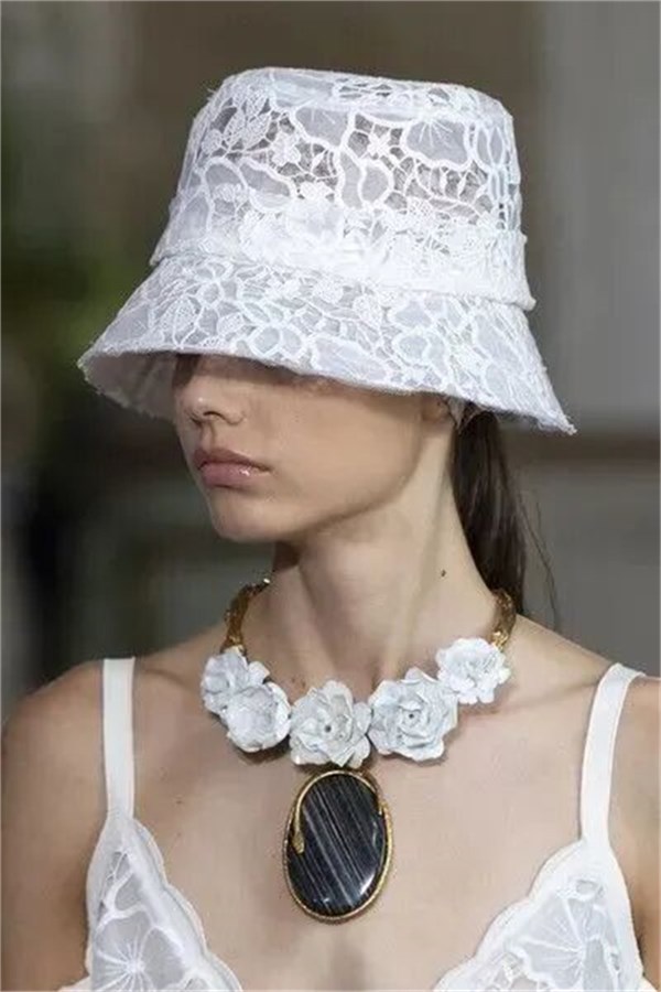 2026时尚风起：解锁蕾丝、缎面、原色牛仔与透明面料的搭配密码