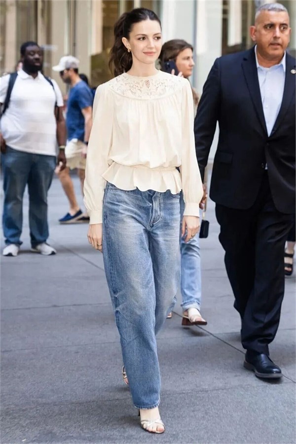 2026时尚风起：解锁蕾丝、缎面、原色牛仔与透明面料的搭配密码