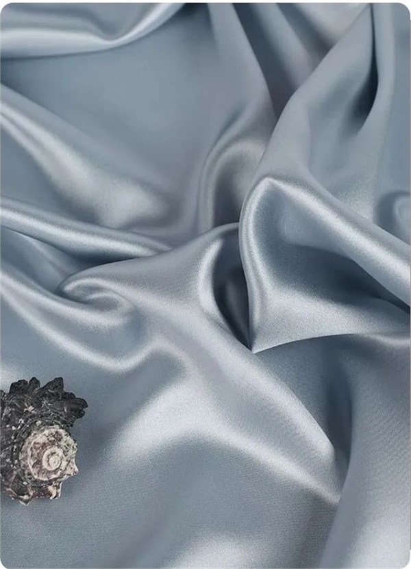 2026时尚风起：解锁蕾丝、缎面、原色牛仔与透明面料的搭配密码