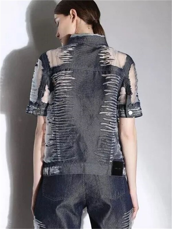 2026时尚风起：解锁蕾丝、缎面、原色牛仔与透明面料的搭配密码