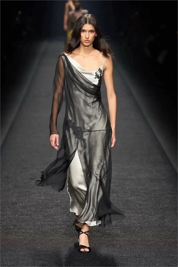 2026时尚风起：解锁蕾丝、缎面、原色牛仔与透明面料的搭配密码