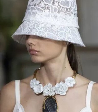 2026时尚风起：解锁蕾丝、缎面、原色牛仔与透明面料的搭配密码