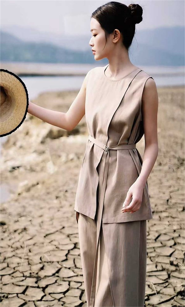 底色女装26夏季新款：自然极简的夏日诗篇