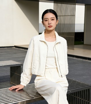 婕依妮 · 都市雅仕：以极简之姿，解锁通勤穿搭的优雅密码