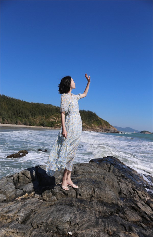 荣子原创女装：以碎花为笔，绘就春日的浪漫诗行