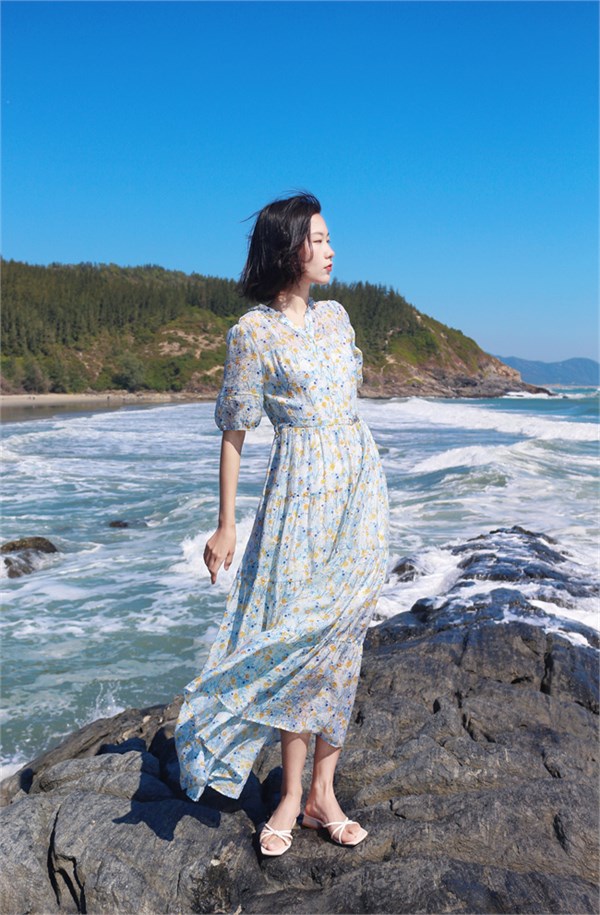 荣子原创女装：以碎花为笔，绘就春日的浪漫诗行