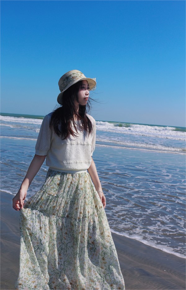 荣子原创女装：以碎花为笔，绘就春日的浪漫诗行