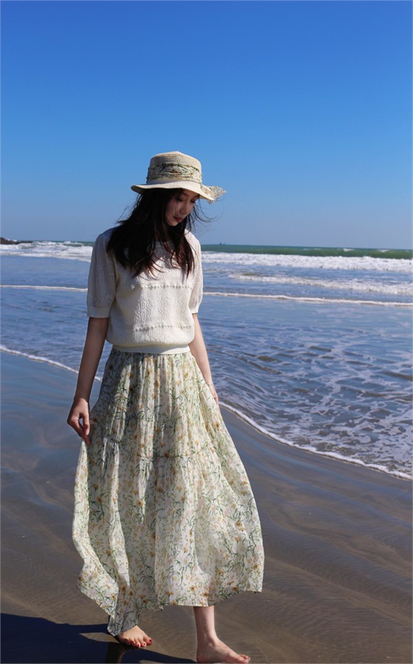 荣子原创女装：以碎花为笔，绘就春日的浪漫诗行