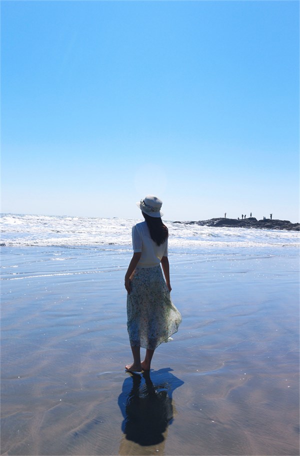 荣子原创女装：以碎花为笔，绘就春日的浪漫诗行