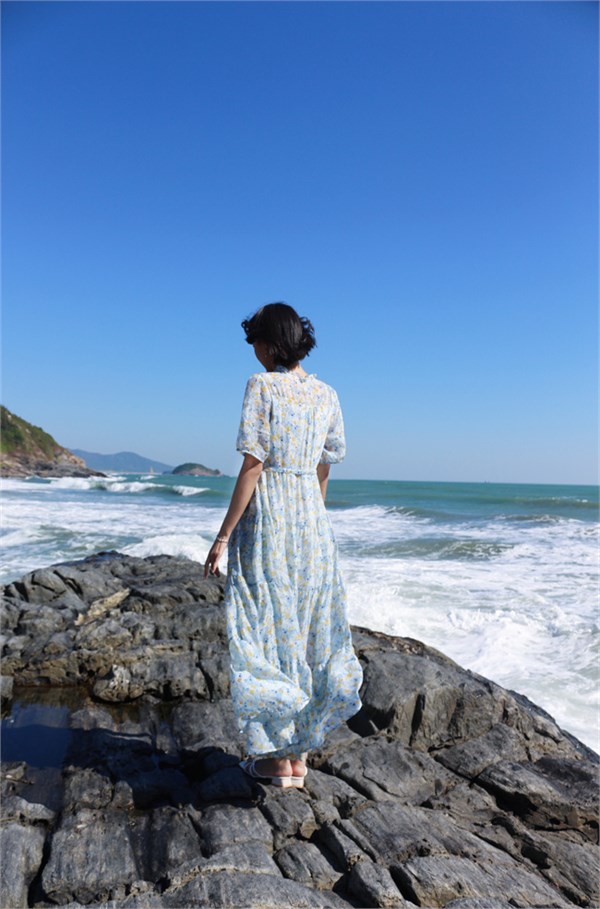 荣子原创女装：以碎花为笔，绘就春日的浪漫诗行