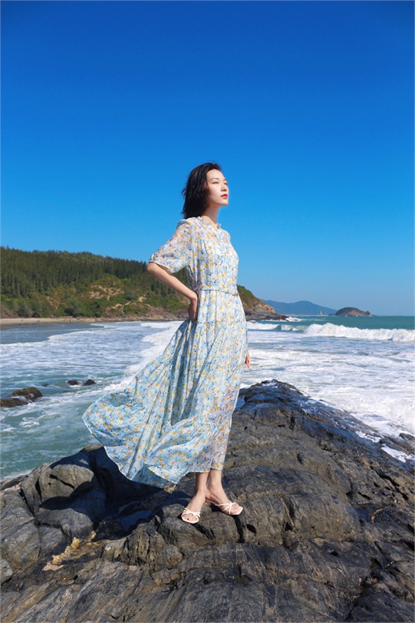 荣子原创女装：以碎花为笔，绘就春日的浪漫诗行