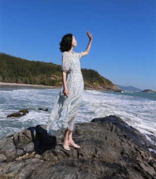 荣子原创女装：以碎花为笔，绘就春日的浪漫诗行