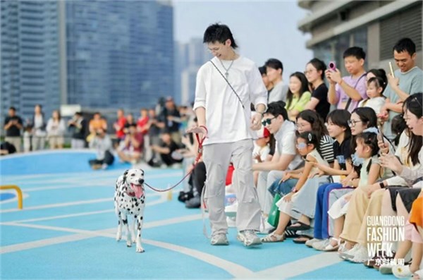 花生萌宠局：时尚与善意共生，广东时装周解锁人宠公益新范式