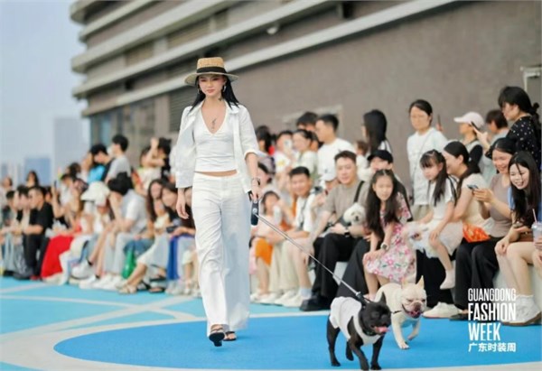 花生萌宠局：时尚与善意共生，广东时装周解锁人宠公益新范式
