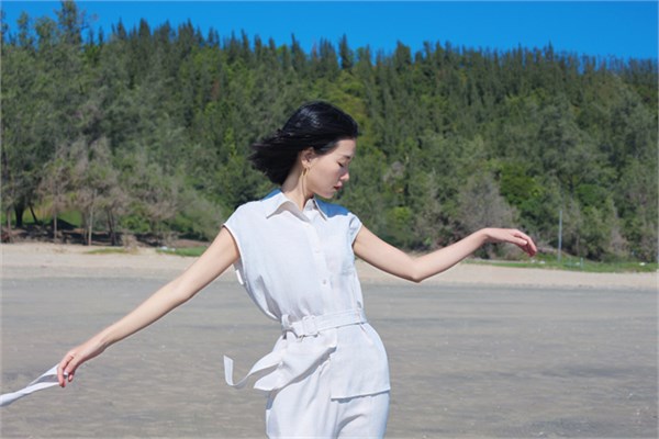 荣子「海风诗语」套装：松弛极简之韵，奏响一衣多穿的度假乐章