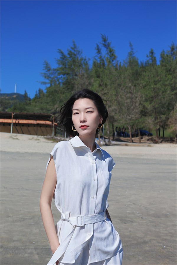 荣子「海风诗语」套装：松弛极简之韵，奏响一衣多穿的度假乐章