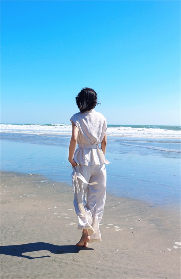 荣子「海风诗语」套装：松弛极简之韵，奏响一衣多穿的度假乐章